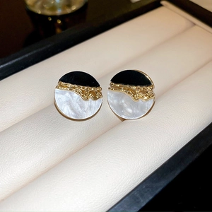 Boucles d'oreilles rétro géométriques en résine avec bordure dorée et marbre