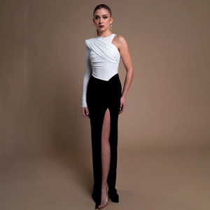 Elegantes Ein-Schulter-Abendkleid mit weißem drapiertem Oberteil und schwarzem Beinschlitz