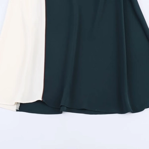 Abito midi alla moda con patchwork verde scuro e crema e dettagli di cuciture fini