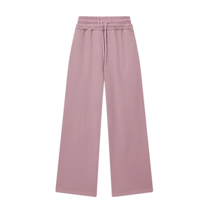 Détail de pantalon de jogging violet avec cordon et taille élastique sur fond blanc épuré