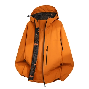 Orangefarbene wasserfeste Outdoor-Kapuzenjacke mit schwarzen Reißverschlusstaschen
