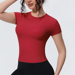 Détail du t-shirt de yoga rouge ajusté montrant le tissu respirant et le col rond