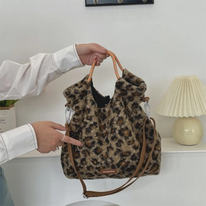 Vue détaillée du sac en fausse fourrure léopard avec poignée en corde et étiquette logo