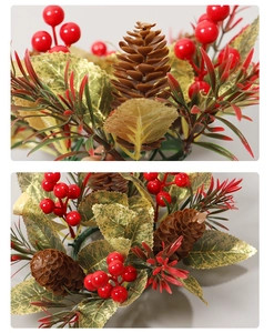 Détail d'un rond de serviette de Noël avec baies rouges, pommes de pin et feuilles d'or