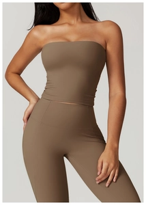 Détail du haut bandeau extensible marron café et du legging de yoga à taille haute