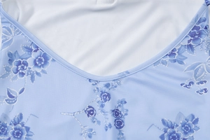Detailansicht des V-Ausschnitts an einem hellblauen Sommerkleid mit Blumenmuster