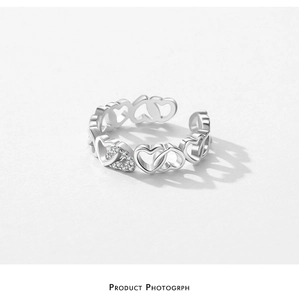 Nahaufnahme des S925 Sterling Silber Hohlherz-Rings mit funkelnden Zirkonia-Steinen