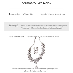 Infografica del set di gioielli con dimensioni e materiali in rame e strass luccicanti