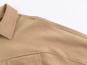 Détails de la veste en sergé kaki montrant le col à revers, la couture d'épaule et le tissu