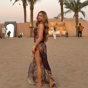 Détail de robe longue bohème dos nu avec fente latérale dans un paysage de désert