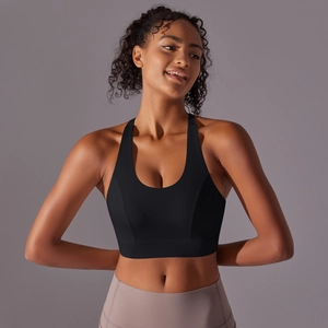 Gros plan du soutien-gorge de sport noir sans couture montrant le tissu et les bretelles