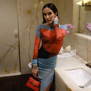 Détail d'une robe en mesh moulante avec un imprimé floral bleu et rouge éclatant