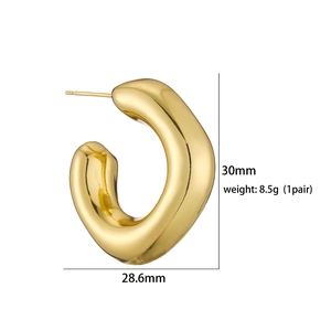 Detailed dimensions of 30mm chunky gold C-shaped earrings with hollow geometry