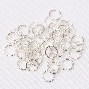 Macro-opname van heldere zilveren buigringen voor DIY sieraden maken en hobby