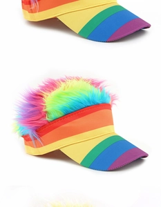 Detalle de visera arcoíris con pelo de peluca colorido y tela de rayas vibrante