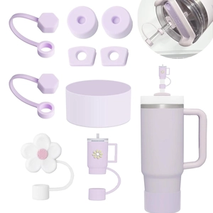 Set di 10 accessori in silicone per bicchiere con copricanna, tappi antirrovesciamento e base.