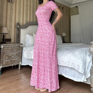 Detail der rosa geblümten Kurzarmkleid-Stofftextur und des Sommerdruckmusters