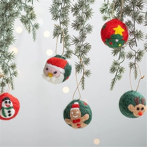 Décorations de Noël artisanales en feutre de laine avec Père Noël et renne sur des branches