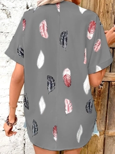 Vue arrière d'une chemise à manches courtes avec imprimé plumes colorées sur gris