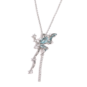 Détail du collier pendentif papillon bleu avec perles et franges de zircon brillant