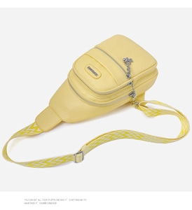 Dettaglio del marsupio in pelle PU gialla con trama litchi e tracolla larga