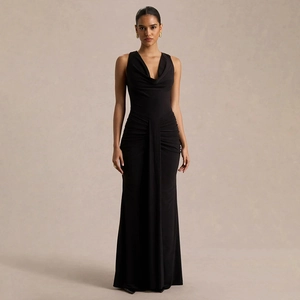 Détail d'une robe de soirée noire sans manches avec col bénitier et taille froncée
