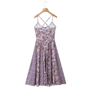Détail de la robe bohème violette montrant le dos croisé et les motifs paisley