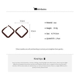 Fiche technique des boucles d'oreilles carrées marron avec dimensions 4.5x4.5cm