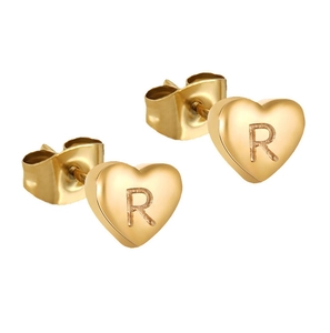 Detailansicht der herzförmigen Goldstecker mit einer gravierten Buchstabe R Verzierung