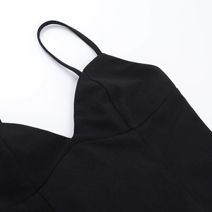 Vue détaillée du débardeur noir col en V avec texture tricotée fine et fines bretelles