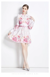 Mini robe à fleurs avec manches bouffantes longues et col montant boutonné élégant