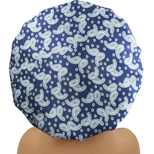 Rückansicht der dicken wasserdichten Duschhaube mit klassischem blauem Paisleymuster