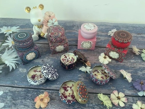 Candele profumate assortite con fiori secchi e motivi mandala in barattolo