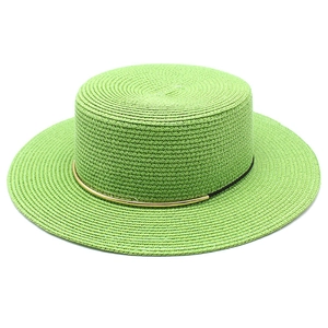 Dettaglio della trama del cappello di paglia verde con nastro nero e barra d'oro