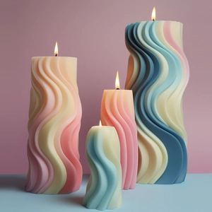 Vierteiliges Set bunter Spiral-Stumpenkerzen mit Pastellverläufen in Blau und Rosa