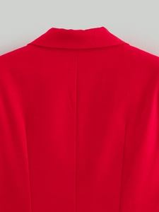 Vue détaillée du col arrière du blazer rouge avec coutures précises et texture de tissu