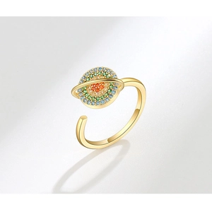 Vue macro d'une bague planète tournante en argent S925 avec zircons colorés et dorés