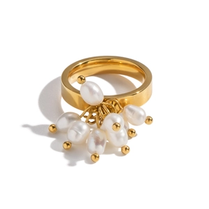 Eleganter Gold-Edelstahlring mit hängenden Natur-Süßwasserperlen-Quasten auf Weiß