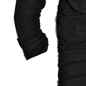 Detailaufnahme des schwarzen Mesh-Stoffs mit Raffungen und Ärmelbündchen-Textur
