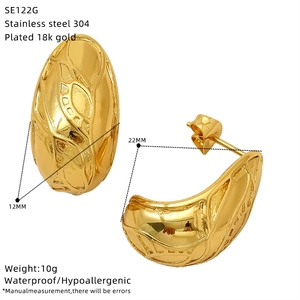 Vue détaillée des boucles d'oreilles goutte plaquées or 18k avec dimensions et spécifications