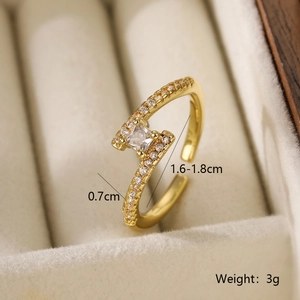 Adjustable gold ring with zircon detail showing dimensions of 0.7cm width and 3g weight