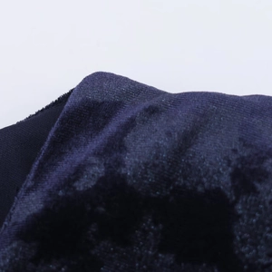 Dettaglio ravvicinato del tessuto in velluto blu navy di qualità con trama morbida