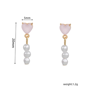 Vista detallada de los pendientes de corazón rosa de 5mm con perlas y medidas