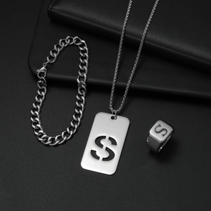 Silbernes Schmuckset aus Edelstahl mit Ring mit Gravur S, Panzerkette und Anhänger