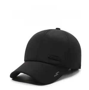 Dettaglio di un cappello da baseball invernale nero con paraorecchie e logo sport