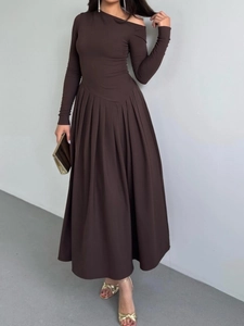 Robe longue marron foncé élégante à taille haute avec manches longues et épaule nue