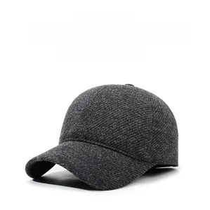 Détail d'une casquette en laine gris foncé avec un emblème métallique Fashion