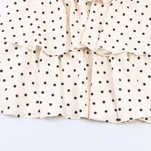 Robe longue beige à pois noirs avec encolure licou et volants étagés élégants
