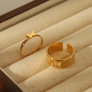 Minimalistisches 18K vergoldetes Schmetterlings-Ring-Set aus Edelstahl in einer Schmuckschatulle