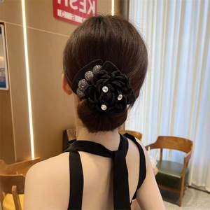 Pince à cheveux camélia avec nœud, strass et perles pour coiffures de chignon élégantes